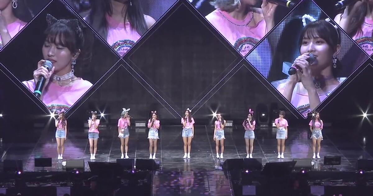 Песня twice what is love. Концерт twice папапау