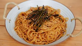 Noodles mixed with scallion, oil and soy sauce