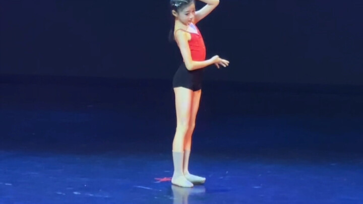 Little Orchid Dance Competition - 9-year-old girl performs "Love under the Hawthorn Tree"