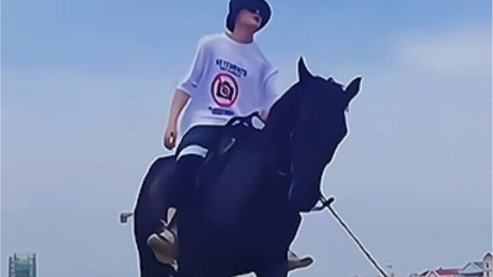 【Tan Kenci】Lihatlah seorang pria tampan sedang menunggang kuda! ! !