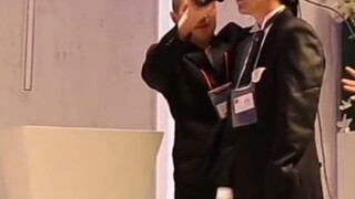 Dengan hati yang masih depenuhi cinta kepadanyaAku melihat dia memilih orang lainSebagai orang yang