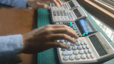 Memainkan "Senbonzakura" Versi Piano dengan Empat Kalkulator