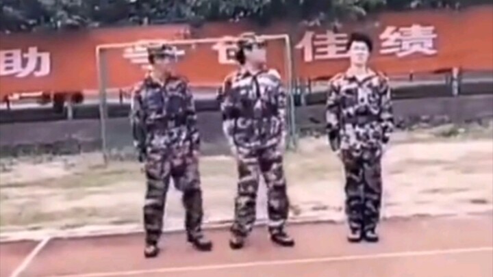 百年一遇的军训天才，在那年出了三个😂