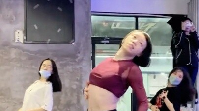 Tôi cũng thích khiêu vũ chậm, đặc biệt là những bài hát cũ.