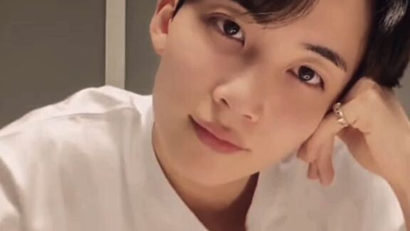 POV: Jeonghan flirts with you using his eyes