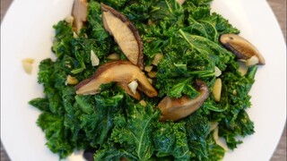 Stir fry Kale with shiitake mushrooms Vegan recipe plant based  ผัดเคลกับเห็ดหอม เมนูวีแกน