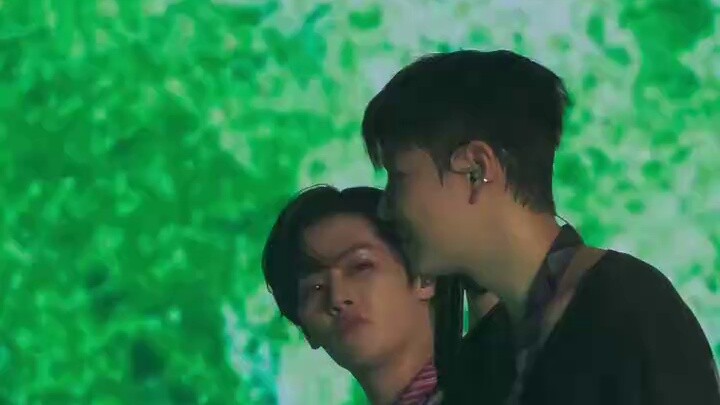 หญิงสาวผู้หลงใหลในงานศิลปะนามธรรมเพลิดเพลินกับคอนเสิร์ตของวง Straykids