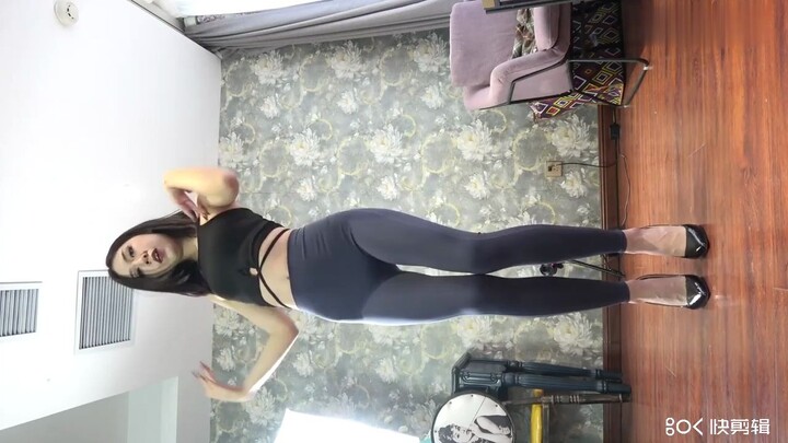 The beauty is dancing hotly in leggings, she is so beautiful and has a good figure