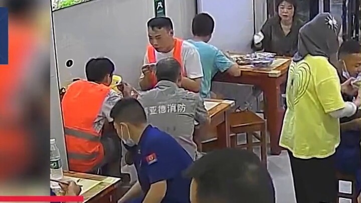 Firefighters dine in a restaurant, and the boss quietly counts the number of people and pays the bil