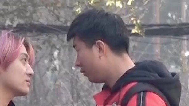 Aku dan abangku ada di Timur Laut, menatap ke arah abang tertua, dan abang tertua tidak tahan lagi d