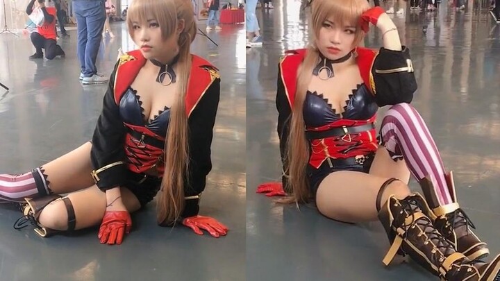 Tại triển lãm truyện tranh trò chơi, tôi tình cờ gặp một cô gái cosplay trong trang phục thịt, và đô