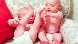 วิดีโอ Twin Baby น่ารักและตลกที่จะทำให้คุณยิ้มได้