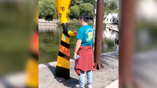 ชายคนหนึ่งเล่น "น้ำพุตะโกน" ในสวนสาธารณะ และเพื่อนๆ ของเขาได้ให้คำแนะนำแก่เขา วินาทีต่อมาเขาได้ยินเส