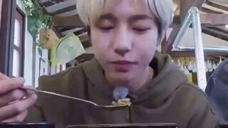 Renjun eating well munching showing his dimples #RENJUN #NCT런쥔 #런쥔 #仁俊 #ロンジュン #NCTDREAM #7DREAM