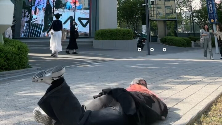 At the bottom of the SM building, he fell down in anger in front of the main big screen.