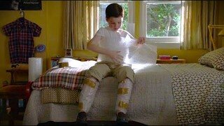 Nilagyan niya ng Bubble wrap ang buong katawan dahil Takot.  filipino movie recap | Young Sheldon