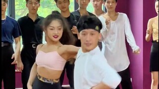 [Tang Wenshuo] เด็กสาวฮัวเล่อแต่งหน้าทุกวันและมัดผมหางม้าสูงเพื่อฝึกเต้นรำ