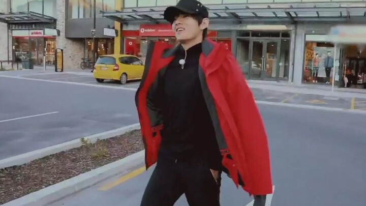 [BTS] Taehyung không thích màu đen vui sướng khi được Kook mua áo đỏ 