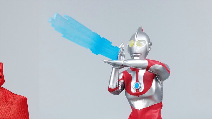 Tuy hình dáng xấu xí nhưng anh chàng lại có rất nhiều phụ kiện! Ant MEZCO mở hộp Ultraman thế hệ đầu