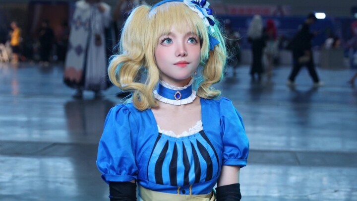 Cosplayer mana yang berjalan seperti ini!?