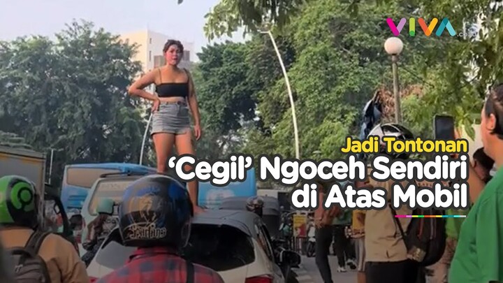 Wanita Seksi Ngoceh di Atas Mobil Jadi Tontonan Warga