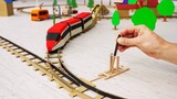 Làm một đoàn tàu nhỏ dễ thương và sử dụng giấy gợn sóng để làm các đường ray nhỏ có thể xếp được!