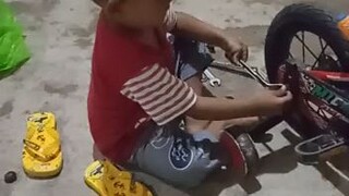 anak kecil latihan jadi bengkel