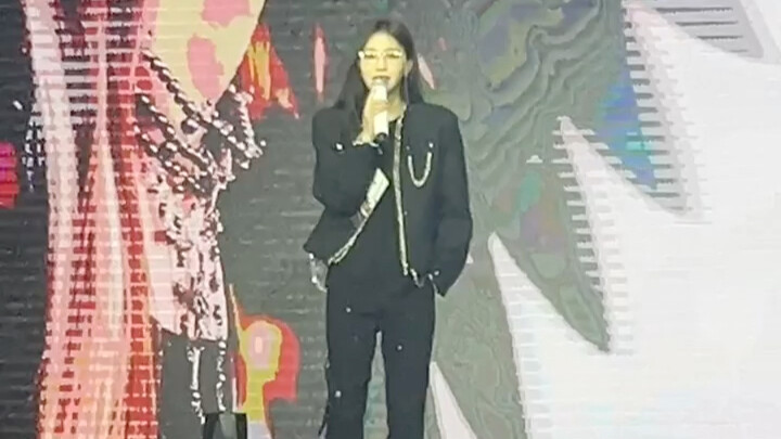 这反差｜宇宙萌妹与塞纳河第一老公姐以及她两种风格下的粉丝状态