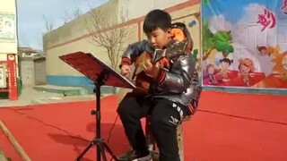 Anak laki-laki fingerstyle berusia 8 tahun "Untitled" bermain terlalu mahir dan tidak bisa mengendal