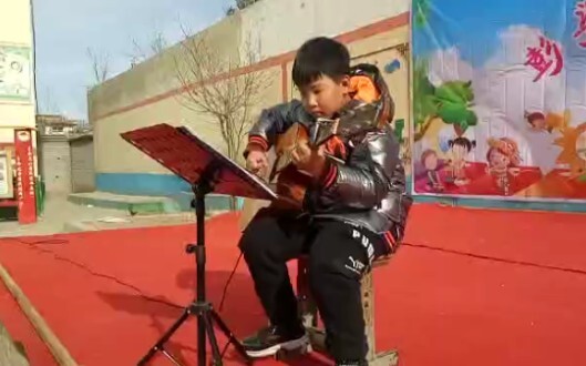 Anak laki-laki fingerstyle berusia 8 tahun "Untitled" bermain terlalu mahir dan tidak bisa mengendal