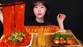 ไลฟ์กินขนมปังบาแก็ตชีสฮอตดอกและเส้นใหญ่จีนผัดซอสเผ็ดเกาหลีใส่หมูสามชั้น
