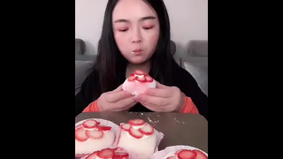 นั่นโมจิกับสตรอเบอรี่เหรอ!