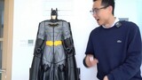 Patung Batman setinggi hampir 1 meter ini bisa berubah menjadi markas rahasia Batcave, dan saya kage