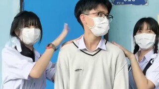 Họ chỉ đang cố gắng làm hài lòng tôi thôi.