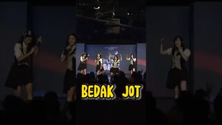 Glowing gak glowing tergantung bedak JOT 😂 #jkt48 #liajkt48 #lynjkt48 #pajamadrivejkt48