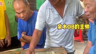 你猜他为什么戴个头盔