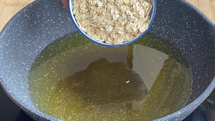 [Food]Pour a bowl of cereal into hot oil