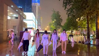 "Nếu em nghĩ cầm ô là không chân thành, thì anh sẽ yêu em giữa trời mưa"⬇️