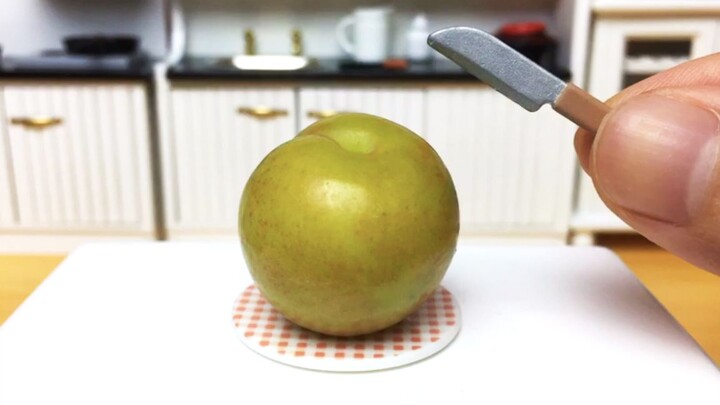 【Stop Motion Food】Fruit Freedom! Start with cheap little plums to eat with grace