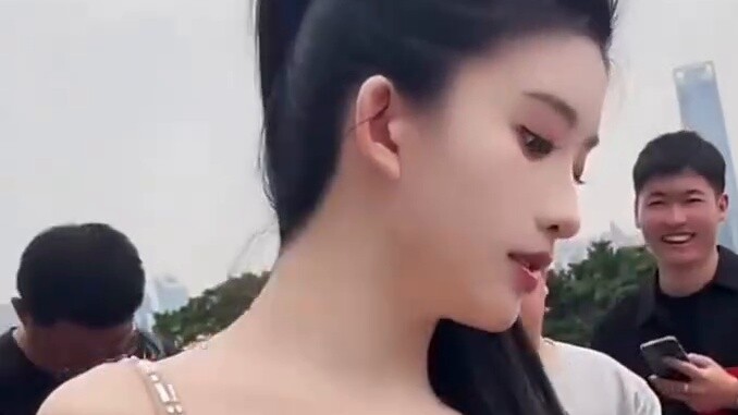 Qian Xiangxiang, wakil direktur Evergrande Song and Dance Troupe