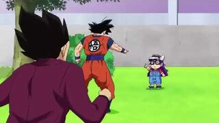 Arale from Dr. Slump beats up vegeta.