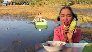 กินมะม่วงแซ่บๆ พายเรือกินกลางแม่น้ำเลยจ้า มาจ้ากินใสกะบ่คัก กินไปสวยไป😀 แม่ชบา พาแซ่บบ