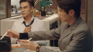 A family of three talking at the dinner table, Meng Yanchen's upbringing is once again vividly refle