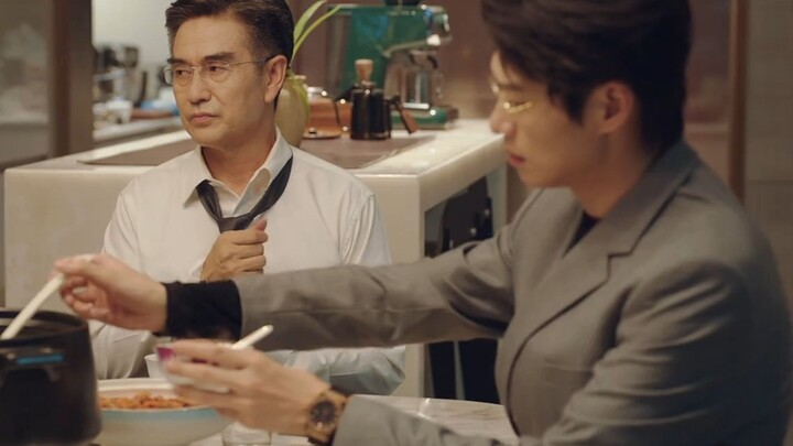 A family of three talking at the dinner table, Meng Yanchen's upbringing is once again vividly refle