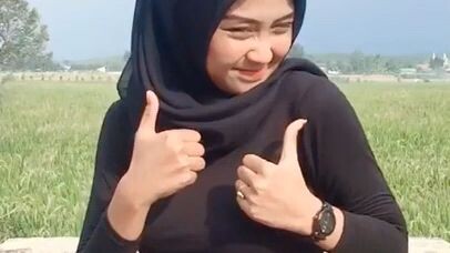 Hijab engkol di sawah