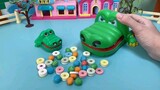 Toy animation: little crocodile feeding mother candy