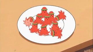 【樱桃小丸子】吃维也纳小香肠，用黄瓜圈套在香肠顶端，一口下去爽口又喷香