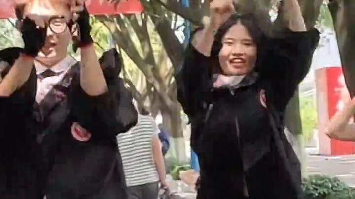 สัมภาษณ์ผู้สำเร็จการศึกษาตามท้องถนนในโรงเรียน พวกเขาช่วย Sister Face ร้องเพลงจริงหรือ?