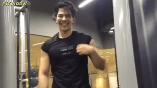 A row of videos of mile phakphum activities exercising the gym ðŸ�‹ï¸�