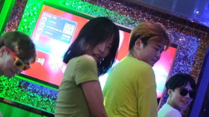 [AOF] Inilah yang dilakukan gadis-gadis di kalangan Korea ketika mereka pergi ke KTV. Mari kita bawa